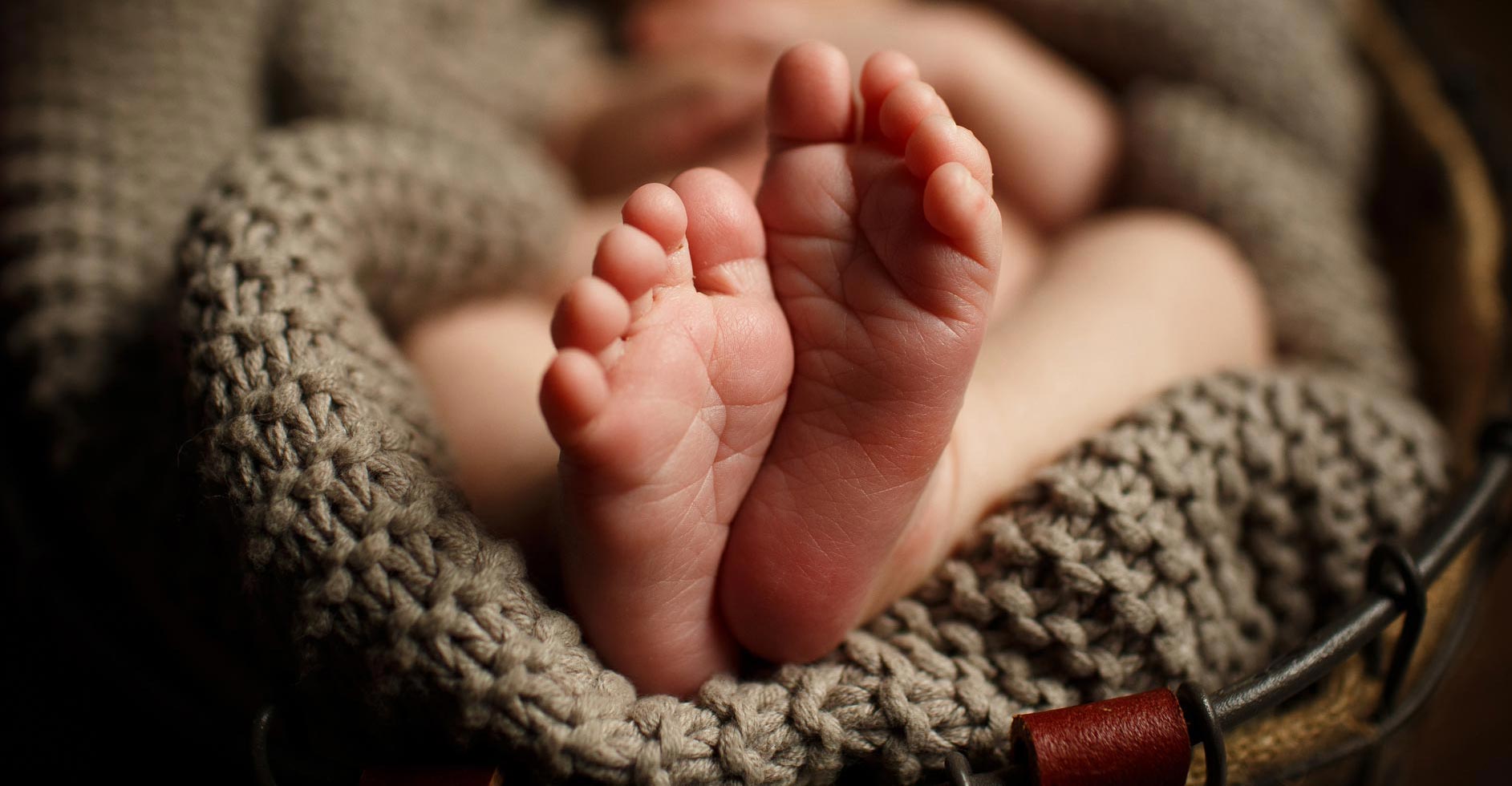 newborn photograph of little feet